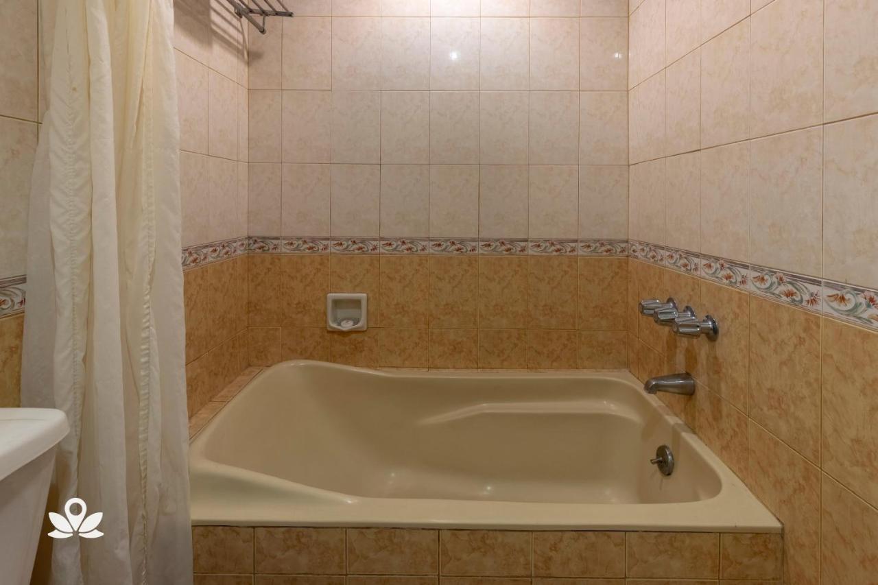 Zen Rooms Camelot Hotel Qc Quezon City Eksteriør billede