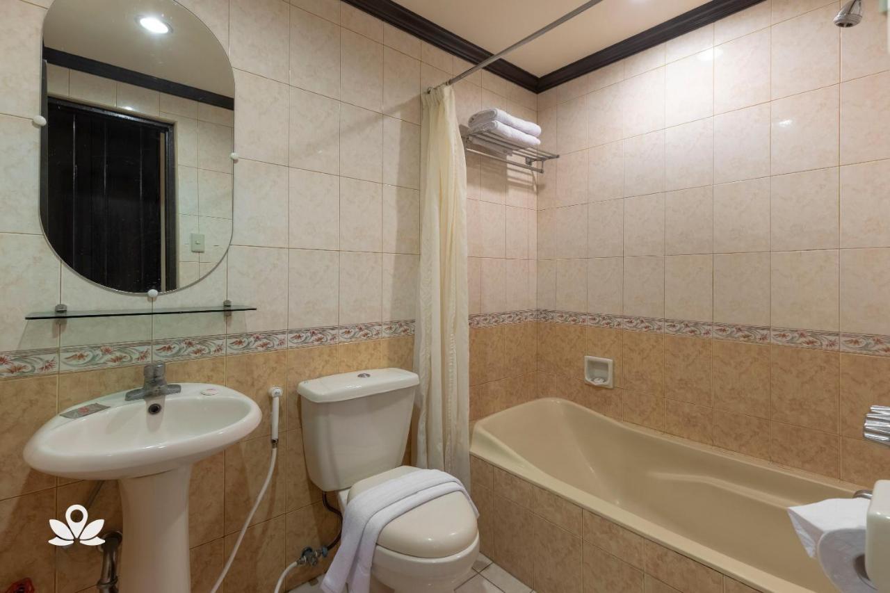 Zen Rooms Camelot Hotel Qc Quezon City Eksteriør billede